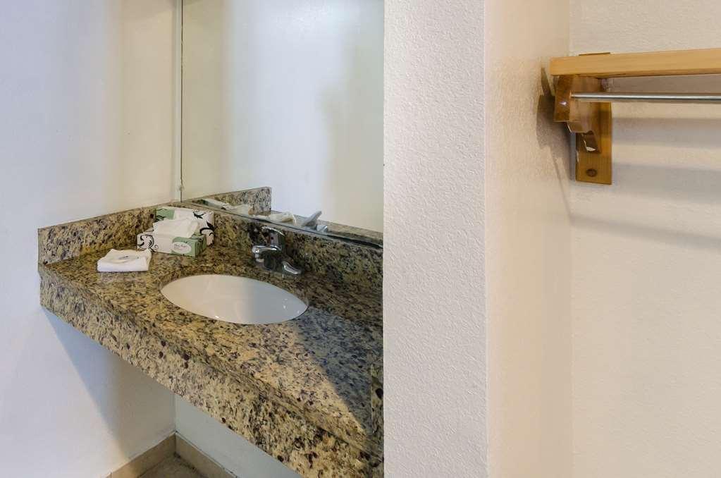 6-pooler, Ga - Savannah Airport 2* Pooler