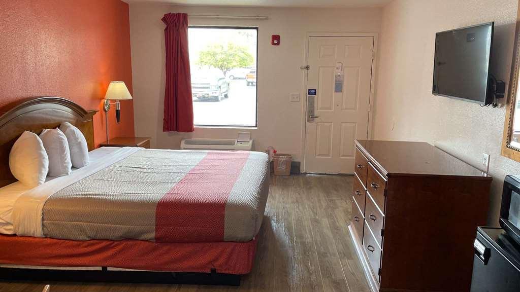 6-pooler, Ga - Savannah Airport 2* Pooler