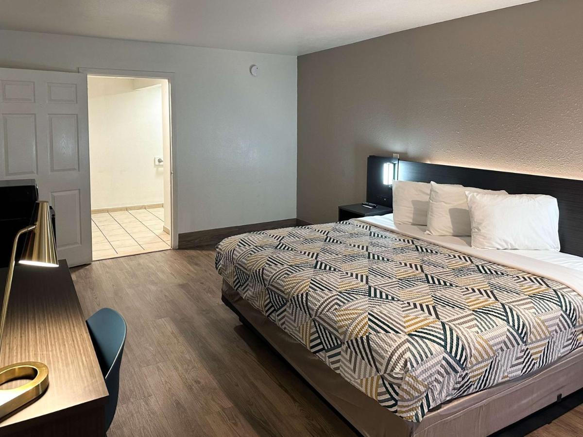 6-pooler, Ga - Savannah Airport Hotel