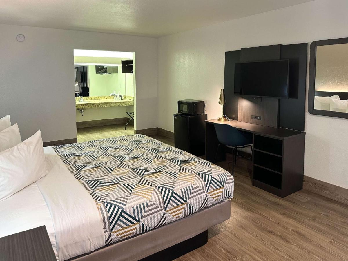 6-pooler, Ga - Savannah Airport 2* Pooler