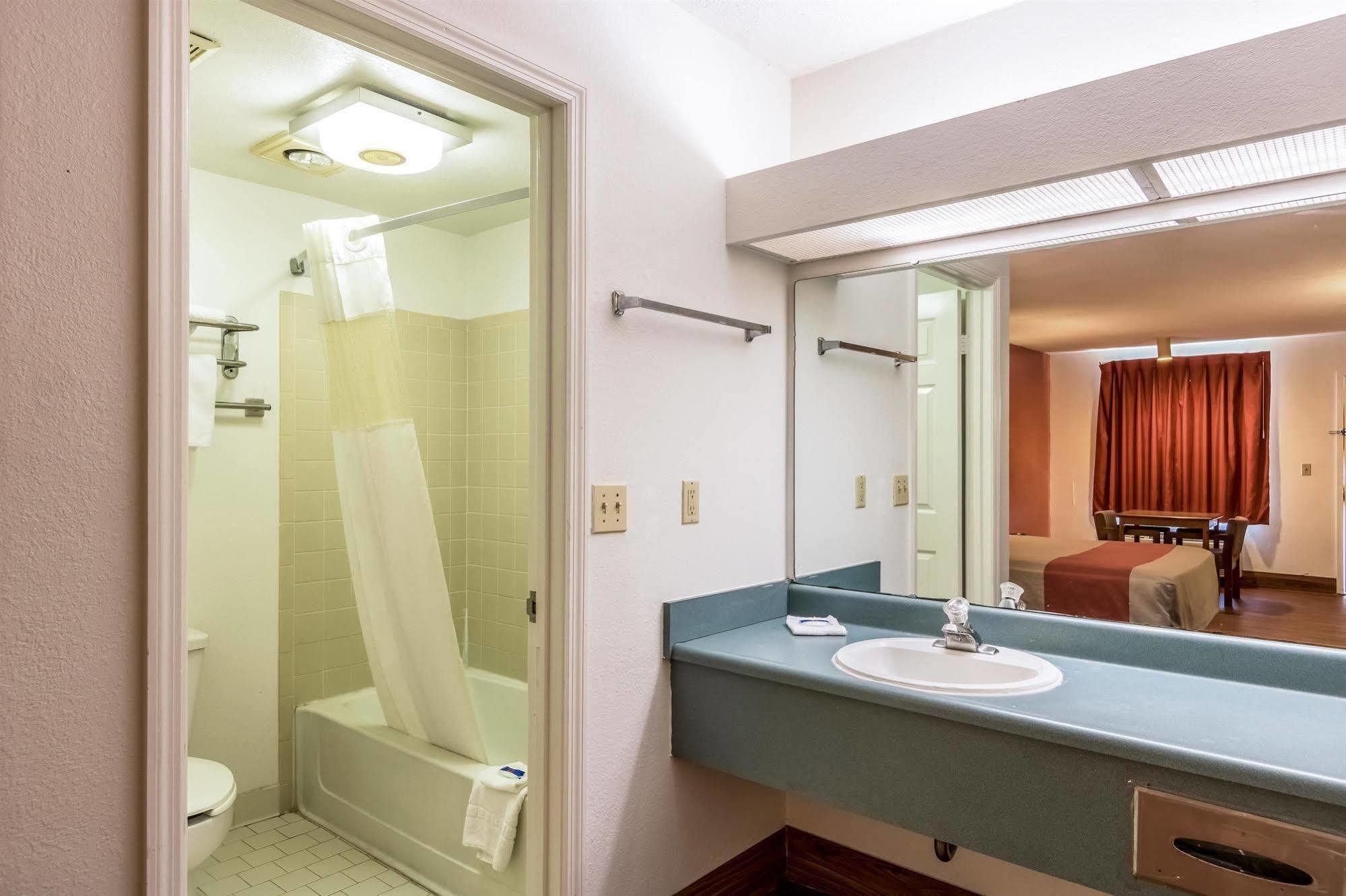 6-pooler, Ga - Savannah Airport 2* Pooler