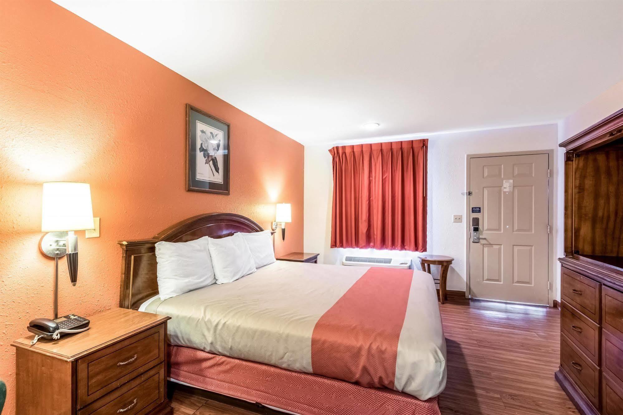 6-pooler, Ga - Savannah Airport Hotel