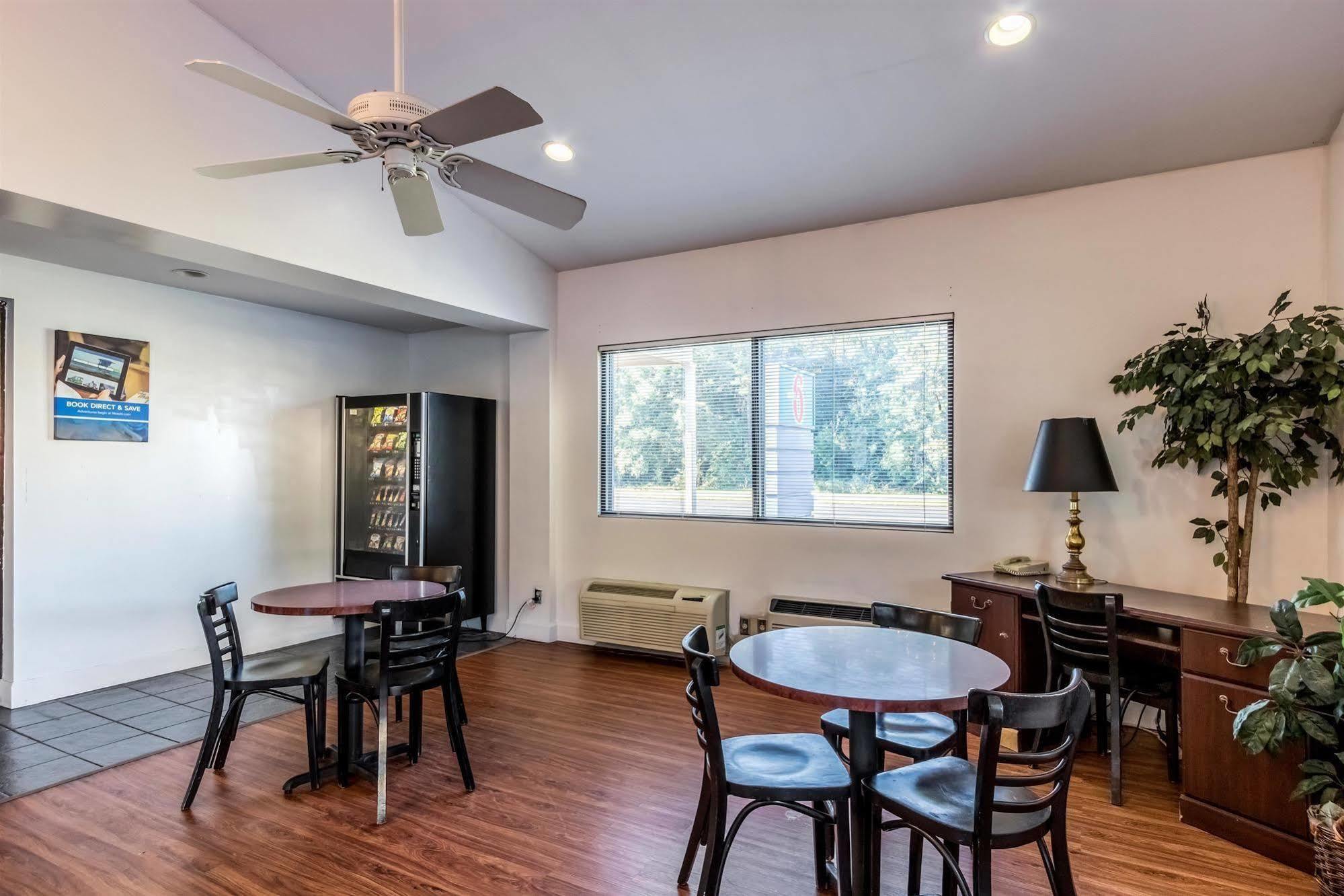 6-pooler, Ga - Savannah Airport 2* Pooler