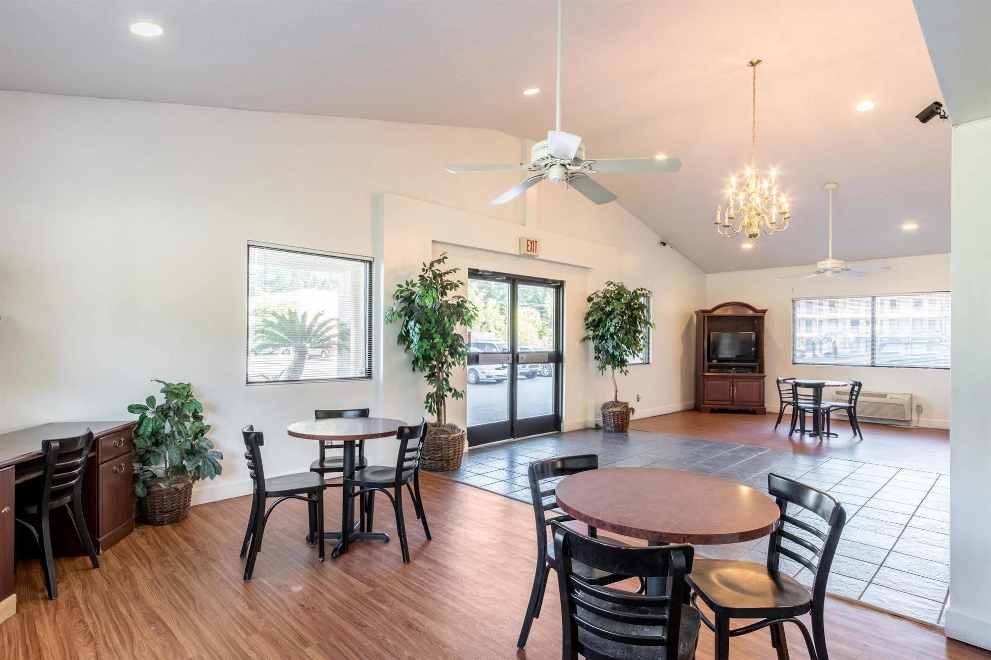 6-pooler, Ga - Savannah Airport Hotel 2*